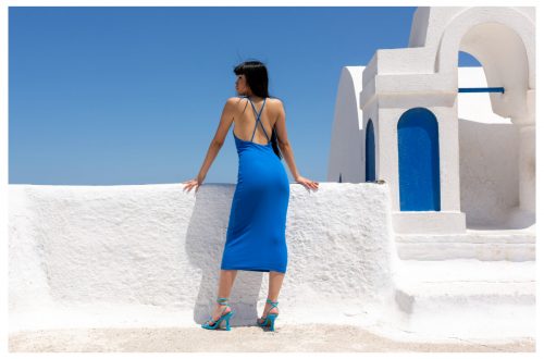 Sukienka midi z odkrytymi plecami w kolorze niebieskim