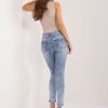 Niebieskie jeansowe rurki high waist